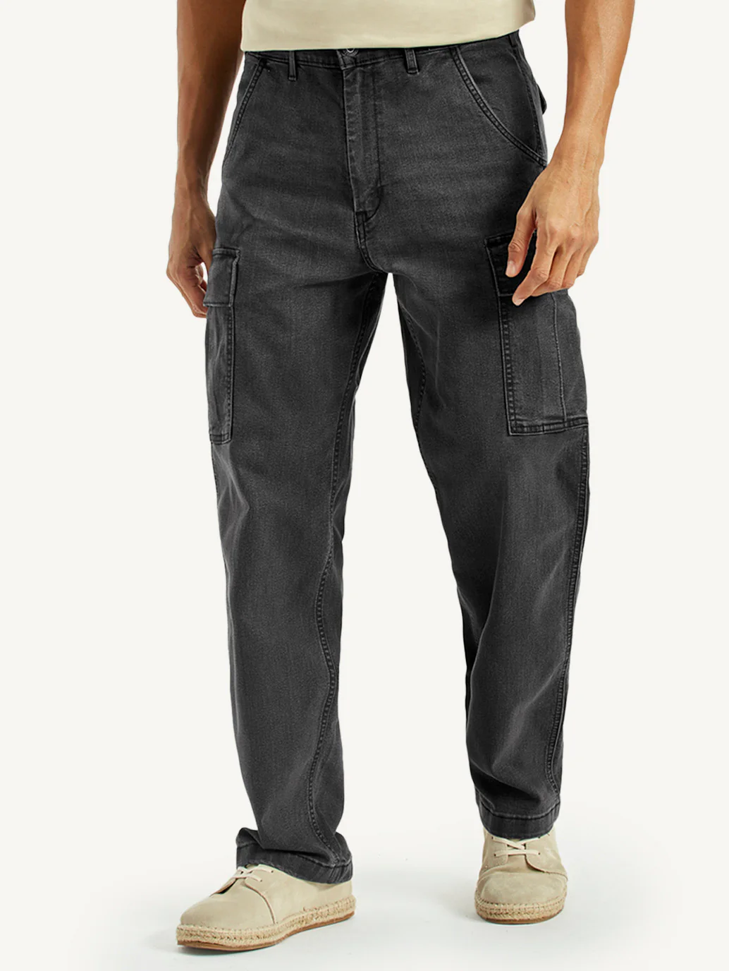 Men's Black Tapered Fit Mid Rise Cargo Jeans - Image 3