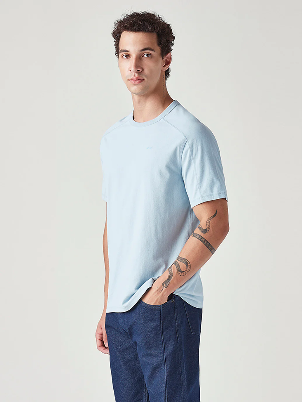 Men's Solid Regular Fit Commuter T-Shirt - Image 5