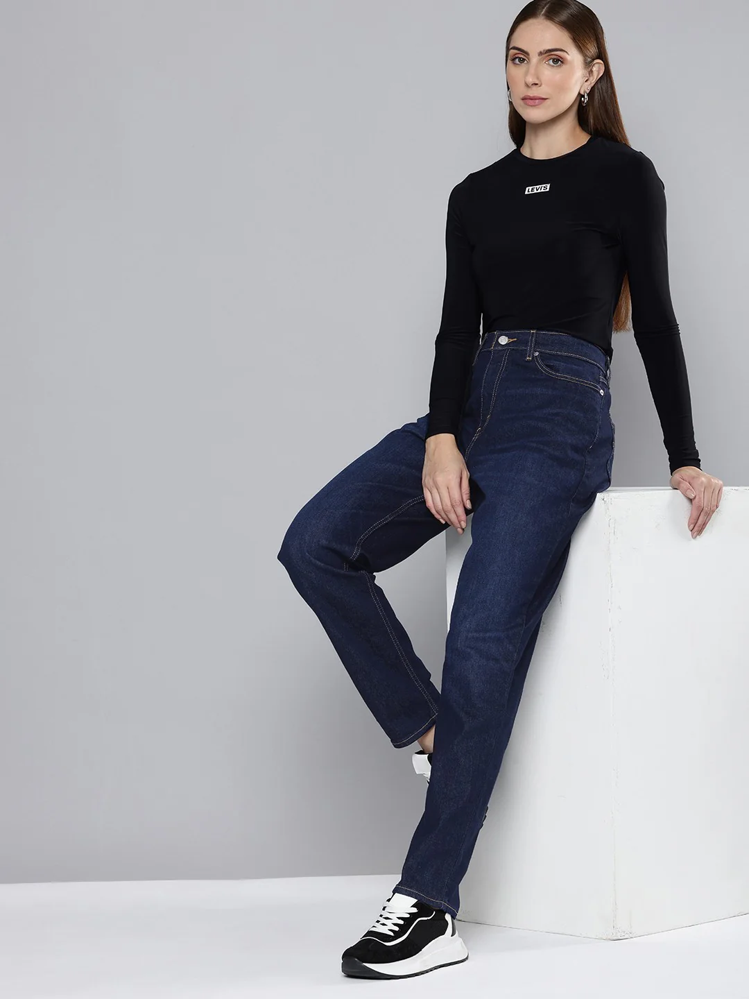 Women's 80s Mom Blue Loose Fit High Rise Jeans - Image 3