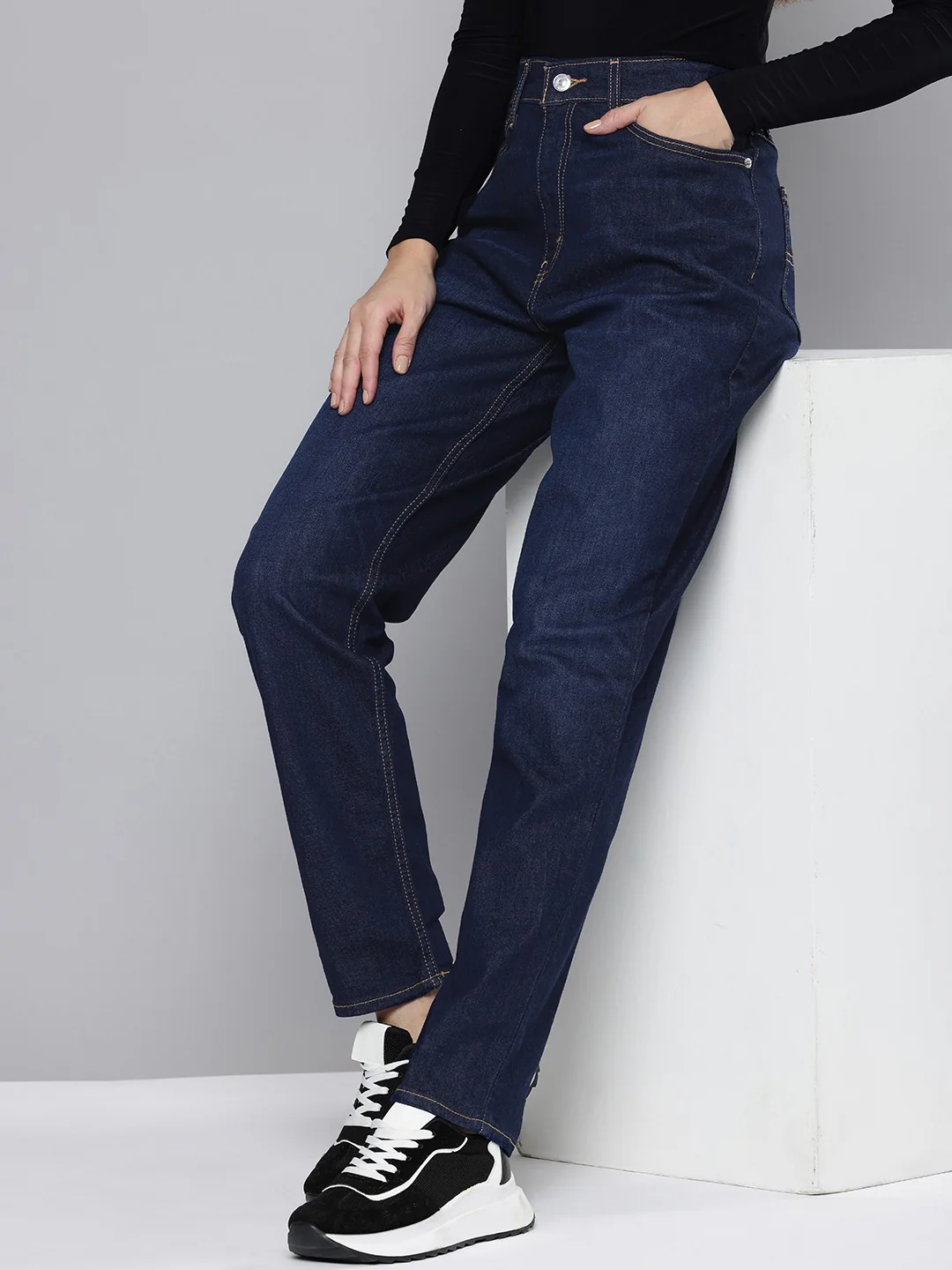 Women's 80s Mom Blue Loose Fit High Rise Jeans - Image 4