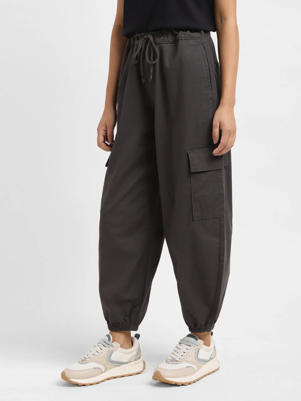 Women's High Rise Black Loose Tapered Fit Trousers - Image 4