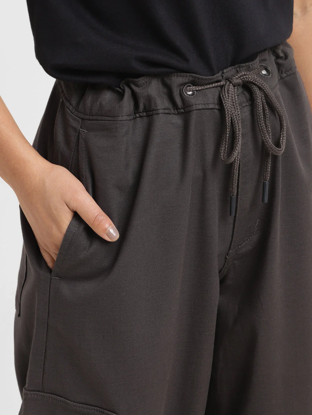 Women's High Rise Black Loose Tapered Fit Trousers - Image 5