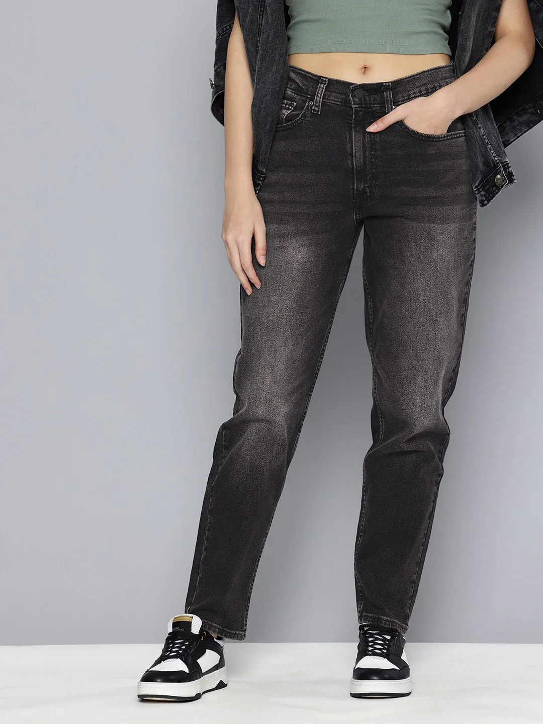 Women's 80s Mom Black Loose Fit Mid Rise Jeans - Image 4