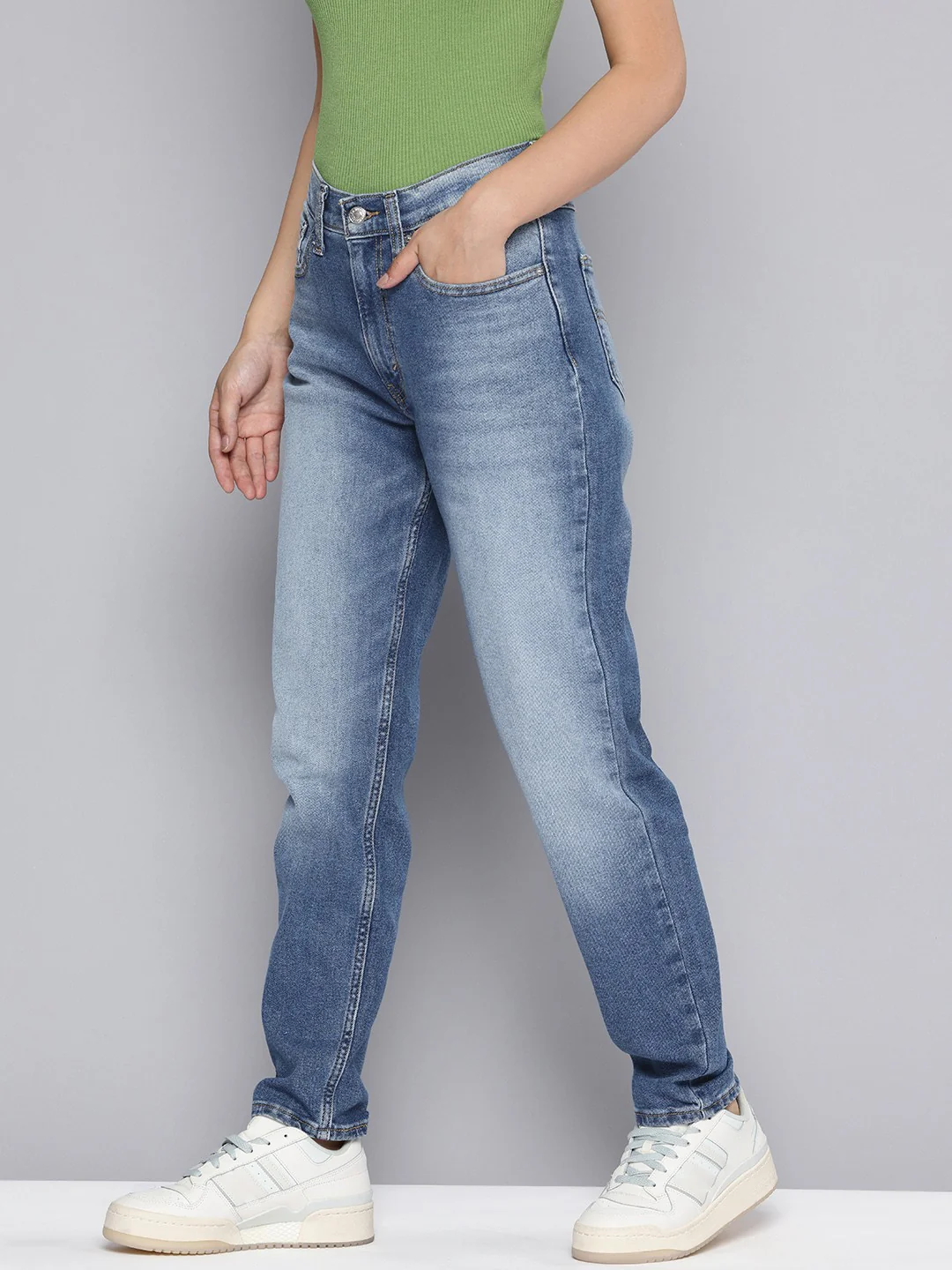 Women's 80s Mom Blue Loose Fit Mid Rise Jeans - Image 3
