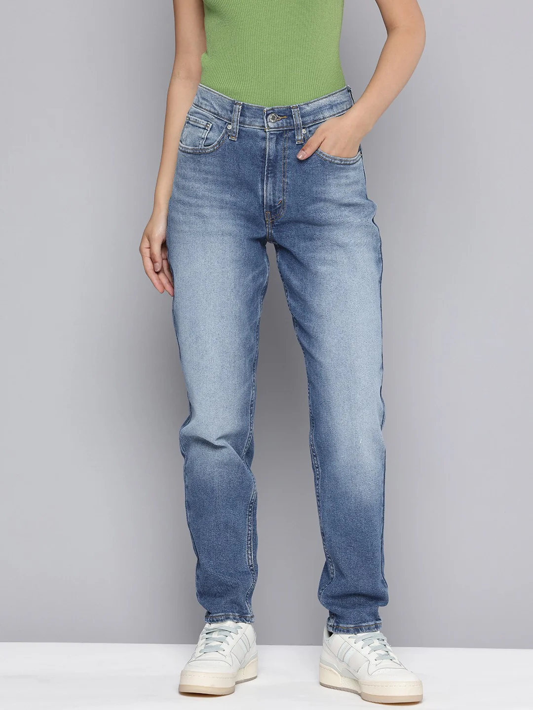 Women's 80s Mom Blue Loose Fit Mid Rise Jeans - Image 4