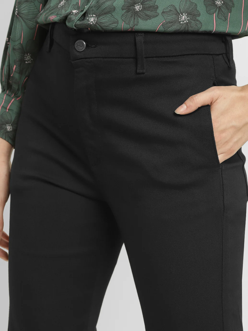Women's Redloop Black Wedgie Straight Fit Mid Rise Jeans - Image 4