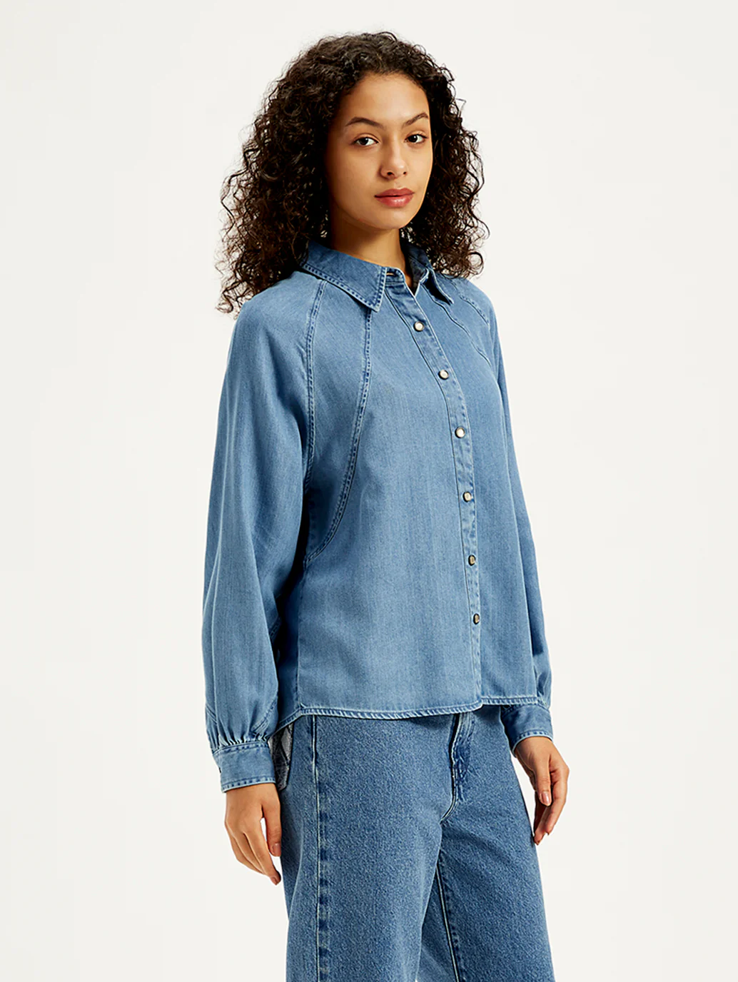 Women's Solid Relaxed Fit Denim Shirt - Image 4