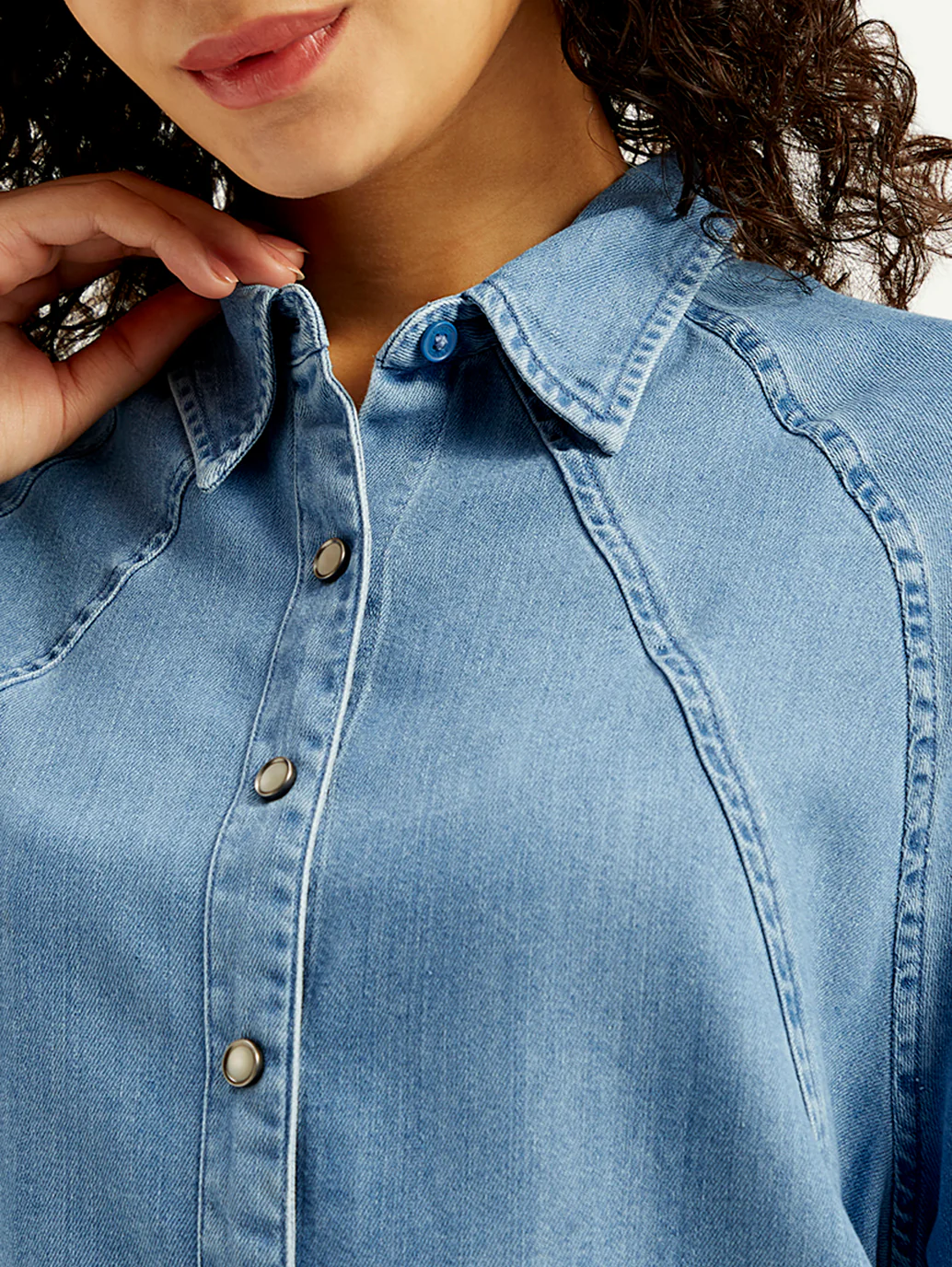 Women's Solid Relaxed Fit Denim Shirt - Image 6