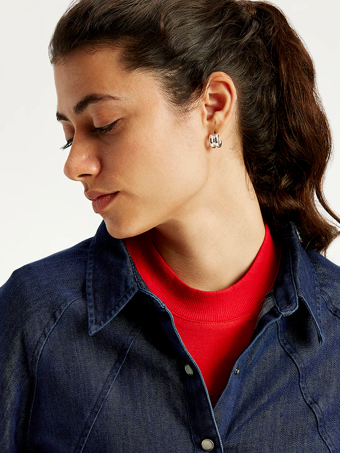 Women's Solid Relaxed Fit Denim Shirt - Image 4