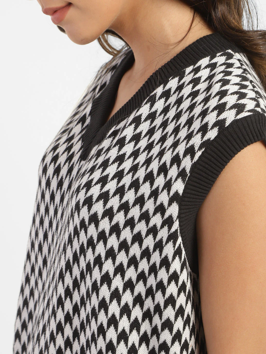 Women's V-Neck Checkered Sweater - Image 6